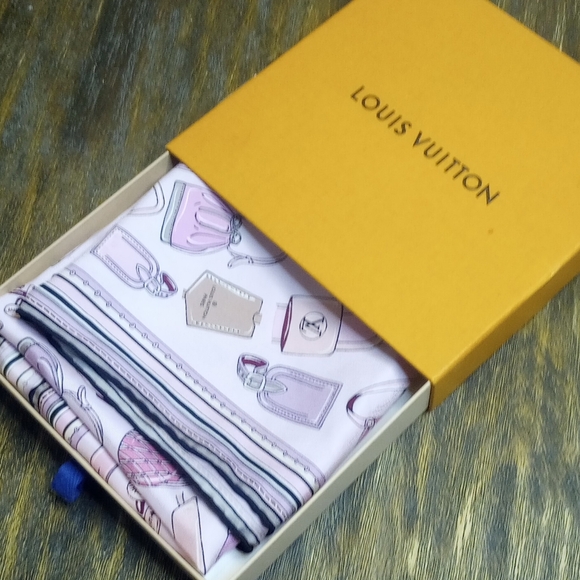Louis Vuitton iconic symbol pink scarf - Picture 2 of 10